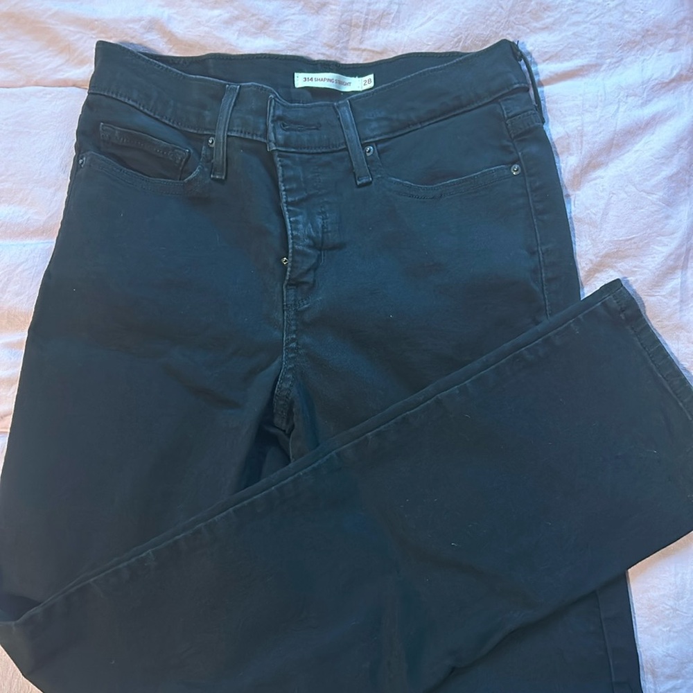 Women’s levis shaping straight, size 28